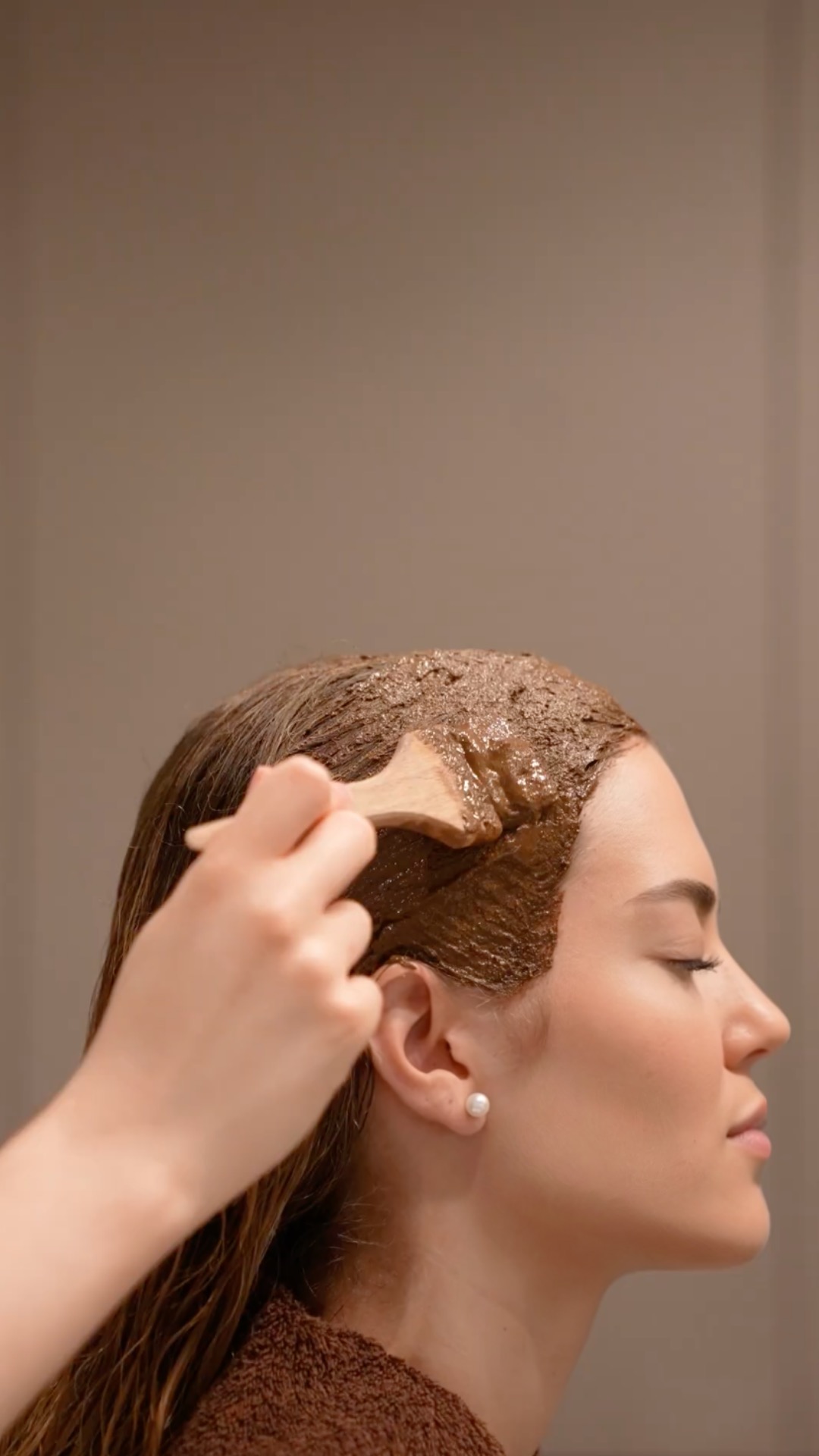 Careful application of botanical clay colour to the roots