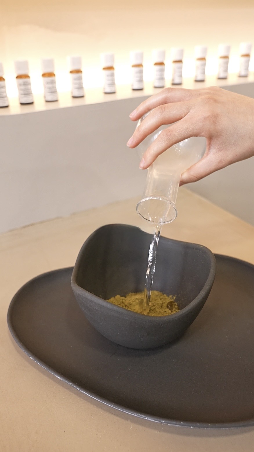 Preparing botanical clay hair colour with water